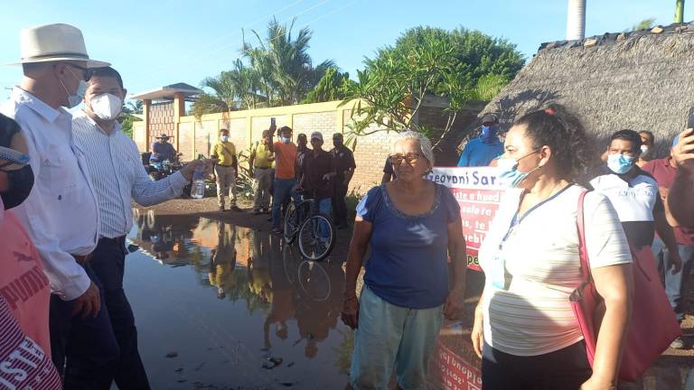 Lleva Quirino a La Concha promesas de soluciones a afectados por huracán Pamela