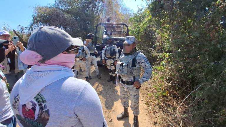 Elementos a bordo de cinco camionetas se acercaron al lugar donde se encontraban ellas y les inhibieron la señal telefónica.