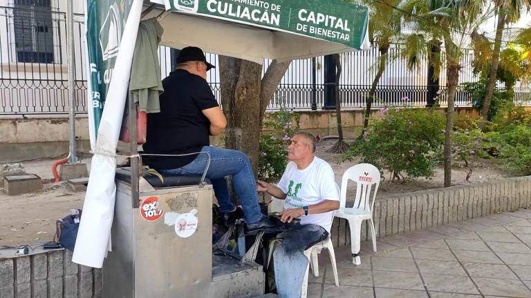 Con la organización de la Feria del Libro en Culiacán, los boleros deben despejar la zona de la Plazuela Obregón.