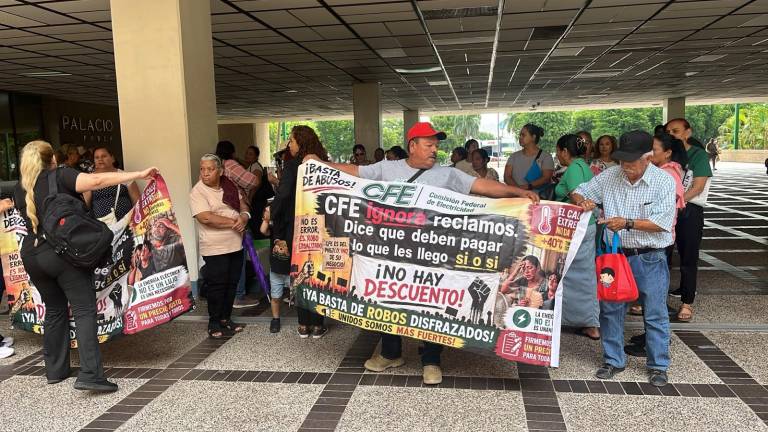 Manifestación en Palacio de Gobierno contra los cobros excesivos de la CFE.