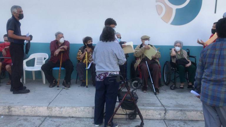 Adultos mayores pasan la noche afuera de los centros de vacunación en Mazatlán, a pesar del frío
