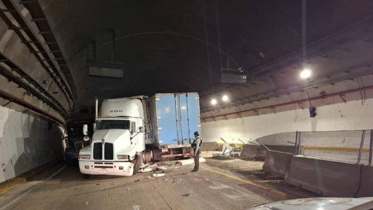 Tres tráileres chocaron en el Túnel El Carrizo II; no hubo lesionados, pero el tránsito sigue afectado.
