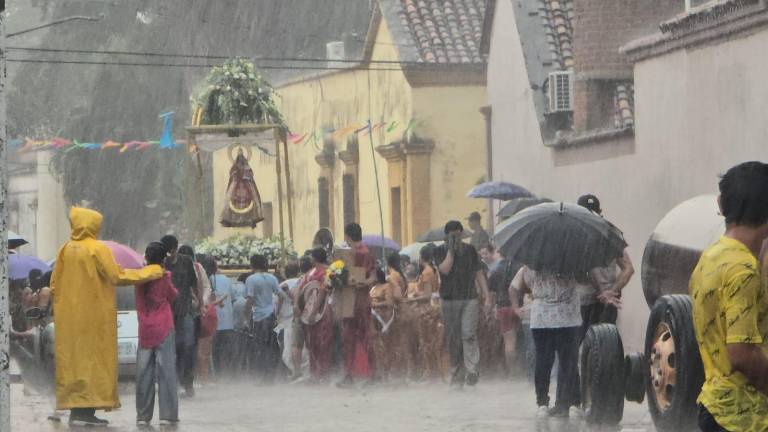 Pese a las lluvias, vecinos de Cacalotán salieron a celebrar a su patrona.