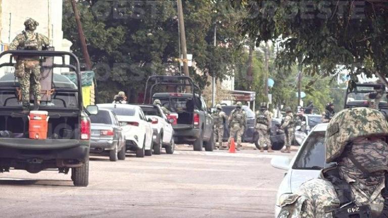 Unidad oficial impactó camioneta de una familia durante persecución armada en la colonia Terranova.