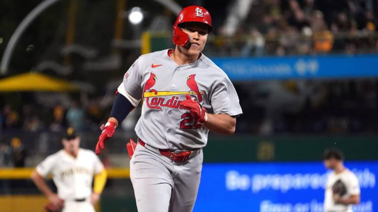 JJ Wetherholt empata el partido con jonrón para los Cardenales.