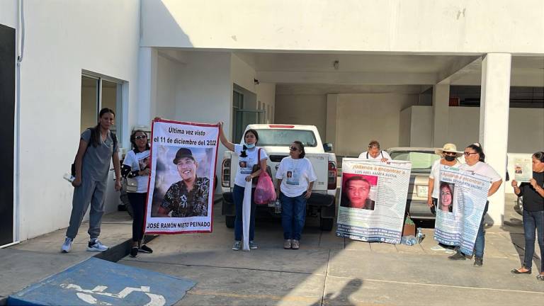 Madres y familiares de personas desaparecidas que se aglomeraron en la Semefo para saber si entre los cuerpos encontrados en las fosas clandestinas vienen sus hijos o familiares.