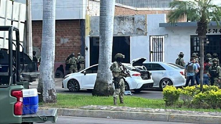 Militares detienen a tres armados tras asesinato de agentes viales en pleno centro de Culiacán.