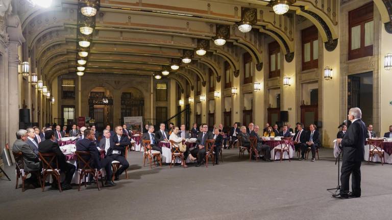 Rubén Rocha Moya acompañado por funcionarios de su gabinete y empresarios.