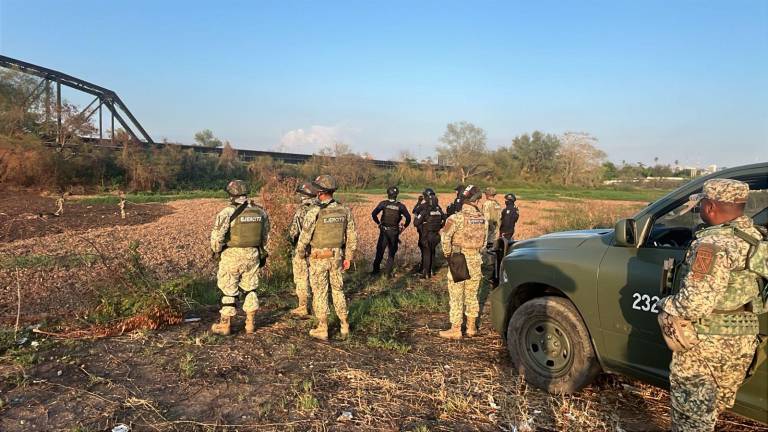Elementos de seguridad y personal de la Fiscalía realizaron las diligencias tras el hallazgo de restos humanos en las inmediaciones del río Culiacán.