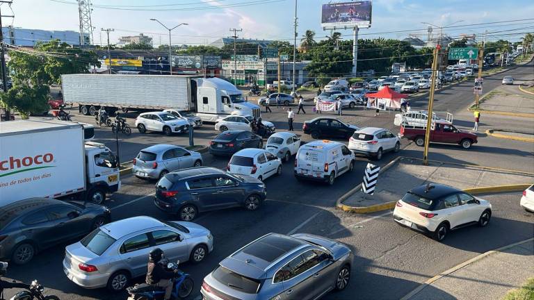 Caos vial en el cruce de la clínica del Issste en Mazatlán por la protesta de colectivos de búsqueda.