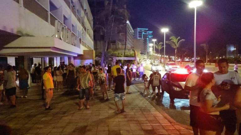 La noche del sábado 1 de julio, huéspedes del hotel De Cima, ubicado en la Avenida del Mar, realizaron una manifestación porque el inmueble se quedó sin energía eléctrica.