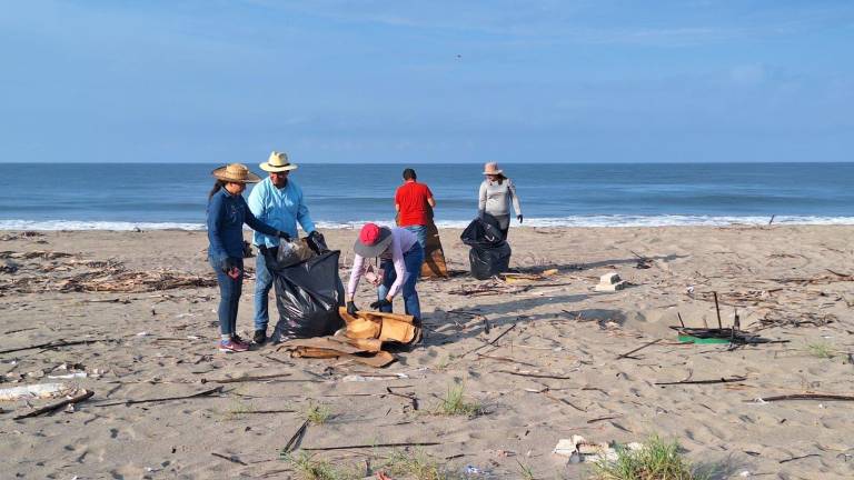 Llevan a cabo jornada de limpieza en la playa Las Cabras, en Escuinapa