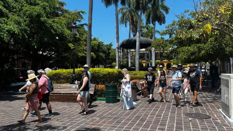 Turistas del crucero Navigator of the Seas recorren el Centro Histórico de Mazatlán.