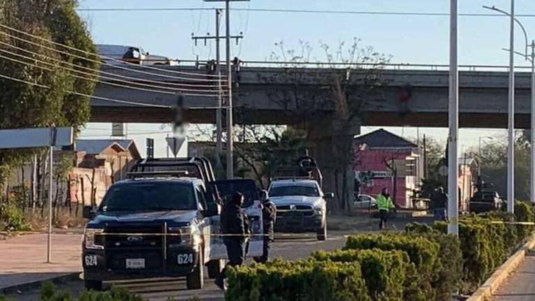 Autoridades localizan los cuerpos de dos hombres en un puente sobre una carretera de Zacatecas.