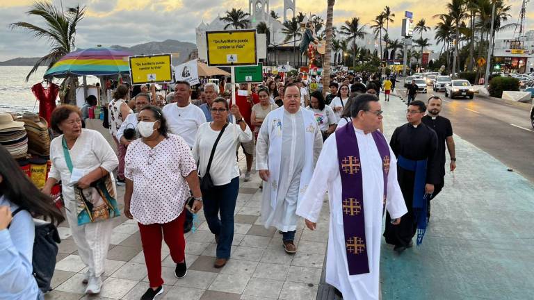 Sacerdotes y creyentes recorrieron el malecón de Mazatlán durante la caminata del Santo Rosario por la Paz, donde elevaron oraciones por México.