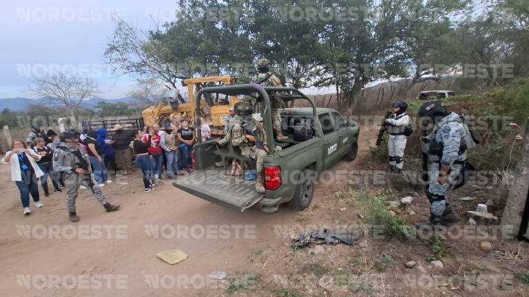 Miembros de colectivos de búsqueda acudieron a las inmediaciones de la fosa clandestina en Concordia para exigir información sobre los cuerpos localizados.