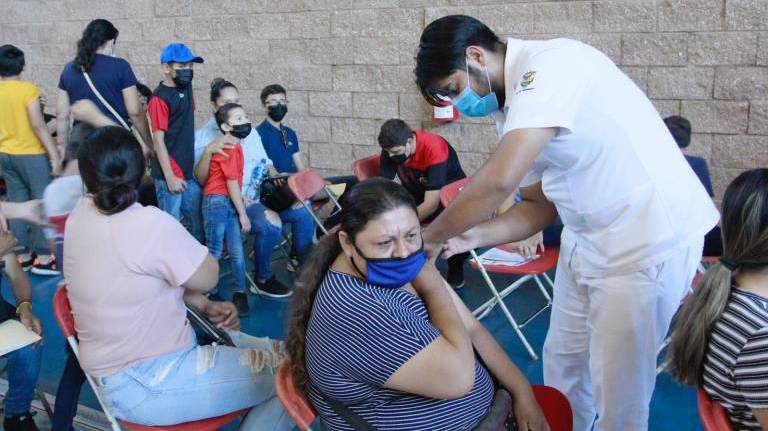 El Gobierno de Sinaloa mantendrá la campaña de vacunación contra el Covid-19 en hospitales.