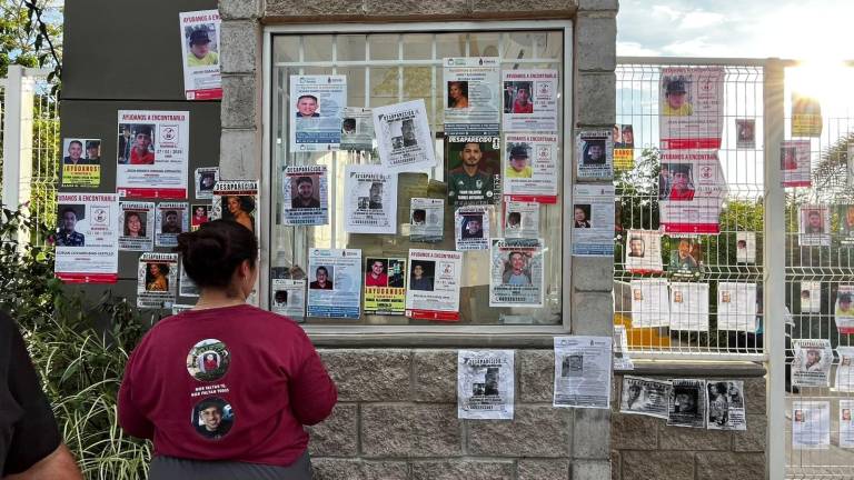 Colectivos pegaron fichas de personas desaparecidas en el exterior del Centro de Resguardo Temporal e Identificación Humana de Mazatlán para exigir su funcionamiento.