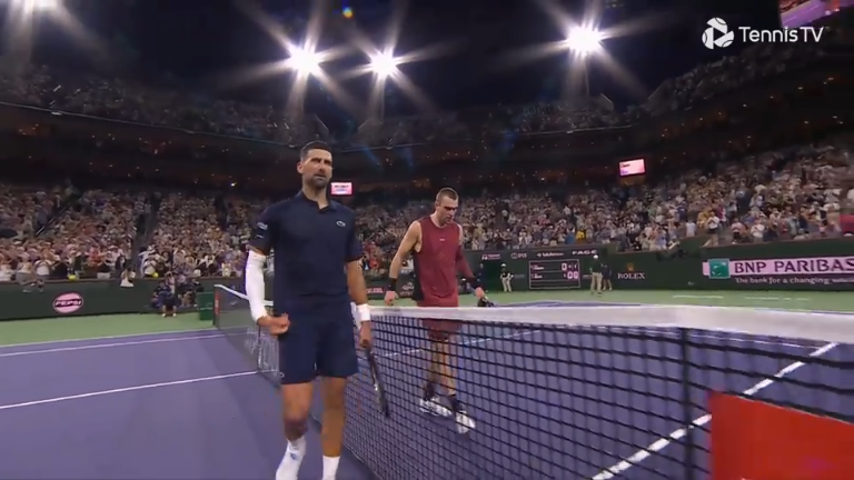 Novak Djokovic y Jack Draper se saludan el miércoles luego de su duelo de octavos en Indian Wells.