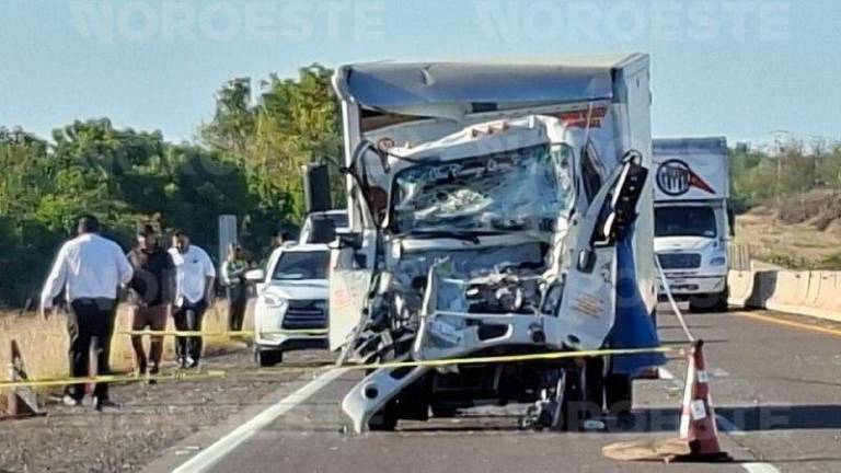 El conductor perdió la vida tras quedar atrapado en la cabina de su camión luego del choque contra un tráiler en la autopista.