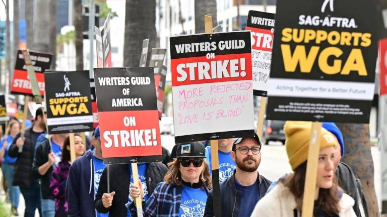 Actores de Hollywood se unen a la huelga de guionistas