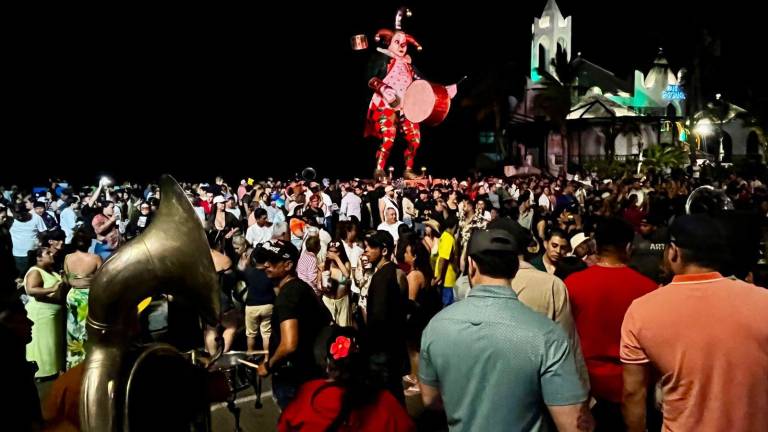 Familias y turistas se congregaron en Las Letras de Mazatlán para disfrutar del ambiente y la oferta gastronómica en el Sábado de Gloria.