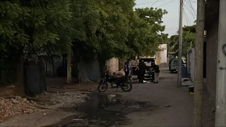 Elementos de seguridad localizaron a un hombre asesinado a balazos en Villa Benito Juárez, Navolato.