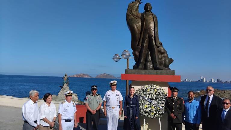 Los presentes dejaron una ofrenda floral en el monumento a Benito Juárez García, ubicado dentro de la Glorieta Sánchez Taboada.