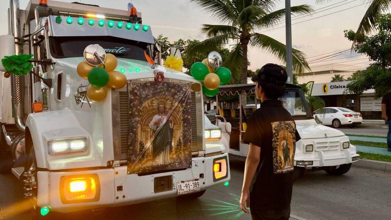 Tráileres, pulmonías, taxis y camiones participaron en la tradicional peregrinación motorizada en honor a San Judas Tadeo en Mazatlán.