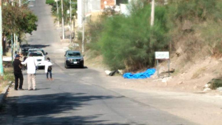 En Montebello, Culiacán, hallan muerto a hombre y envuelto en una lona