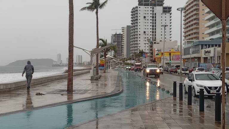 Los reportes de lluvia alcanzan ya las ciudades de Mazatlán y Culiacán en diferentes sectores.