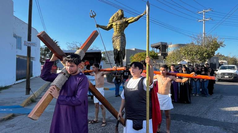 La procesión de los jóvenes feligreses recorrió el malecón desde el Gran Acuario Mazatlán hasta el Monumento al Pescador.