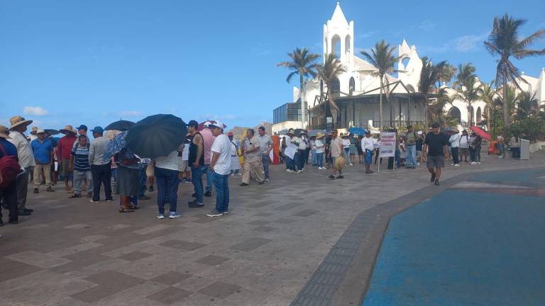 Protesta de vendedores de playa para exigir a las autoridades control.