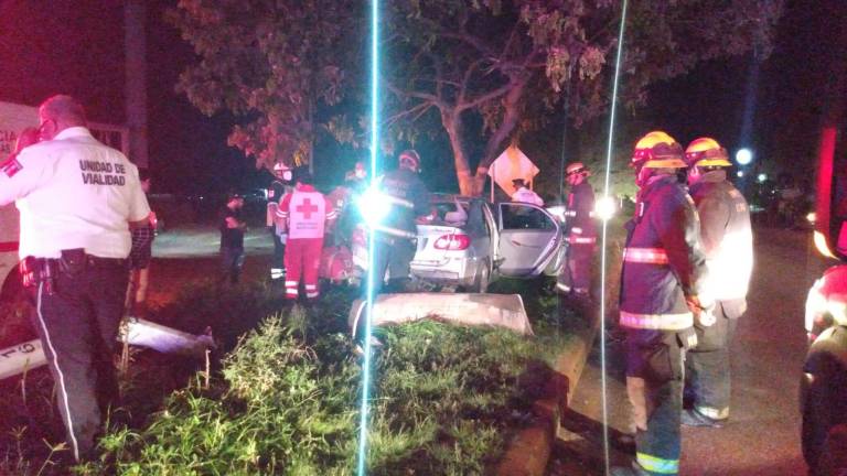 En Culiacán, copiloto de automóvil resulta lesionado al chocar en Bachigualato
