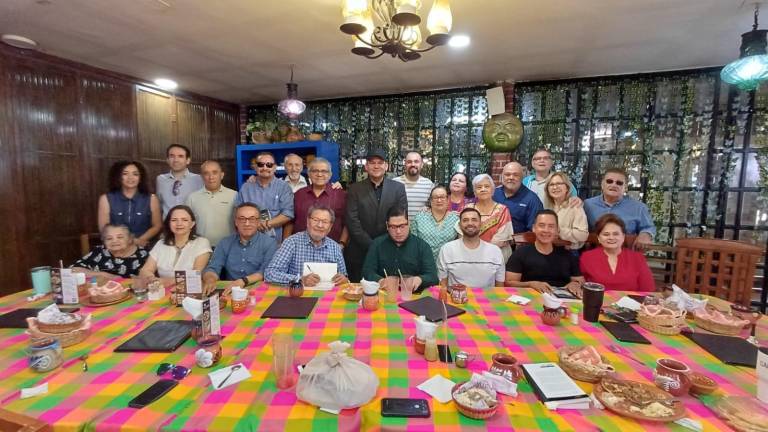 Élmer Mendoza junto a los integrantes de la Corresponsalía Culiacán del Seminario de Cultura Mexicana.