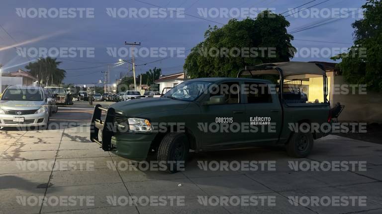 Elementos del Ejército Mexicano vigilaron la zona donde un taller de carrocería resultó dañado por disparos en Culiacán.