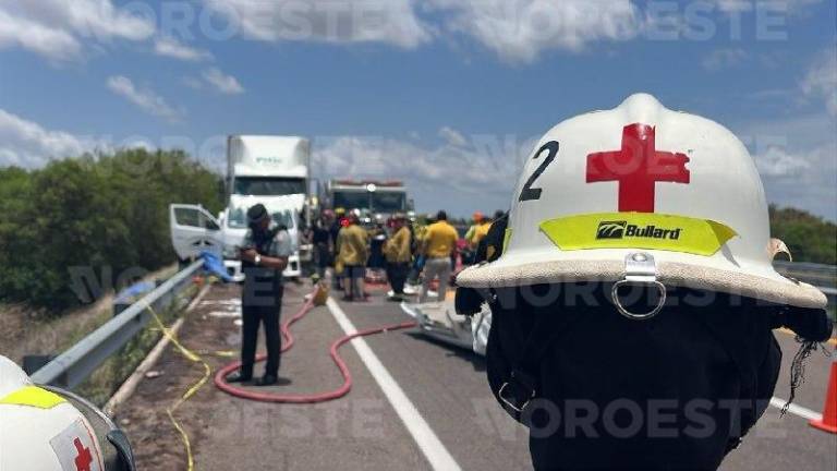 Bomberos rescataron a trabajadores atrapados tras choque de tráiler en el libramiento de Costa Rica.