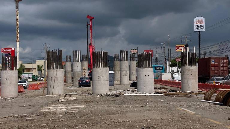 Las bases para los pilares sobresalen de ambos lados de la construcción.