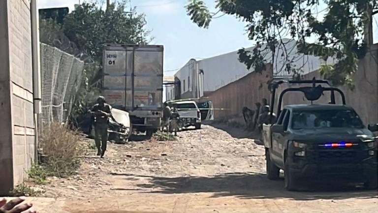 Autoridades resguardan la zona tras ataque armado en el sector Piggy Back, en Culiacán.