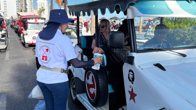 Integrantes de colectivos de búsqueda realizaron una jornada de boteo en el malecón de Mazatlán para obtener recursos y visibilizar las dificultades que enfrentan en sus labores.