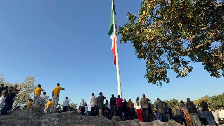 Ceremonia del Día de la Bandera en el Asta Monumental de Culiacán.