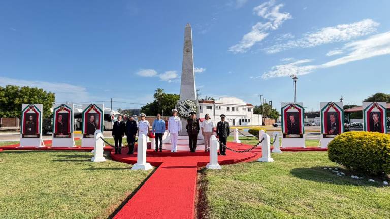 Mandos del Ejército, Marina, Guardia Nacional y autoridades municipales se reunieron en La Puntilla para recordar el sacrificio de los seis cadetes.