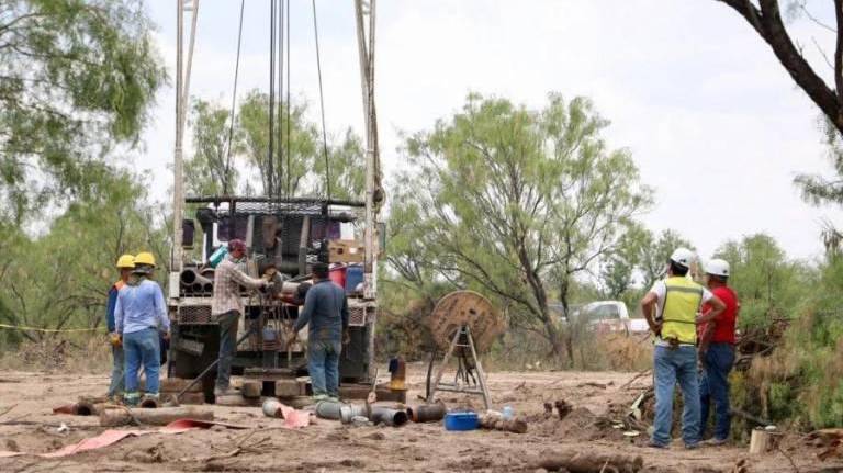 Quince hombres estaban trabajando en la mina Pinabete de la localidad de Sabinas, en el estado de Coahuila, cuando la tarde del 3 de agosto se toparon con una pared de una mina abandonada que estaba inundada.