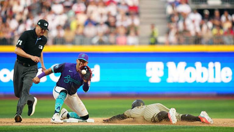 Freddy Fermín, de los Padres, es atrapado robando tras la revisión.