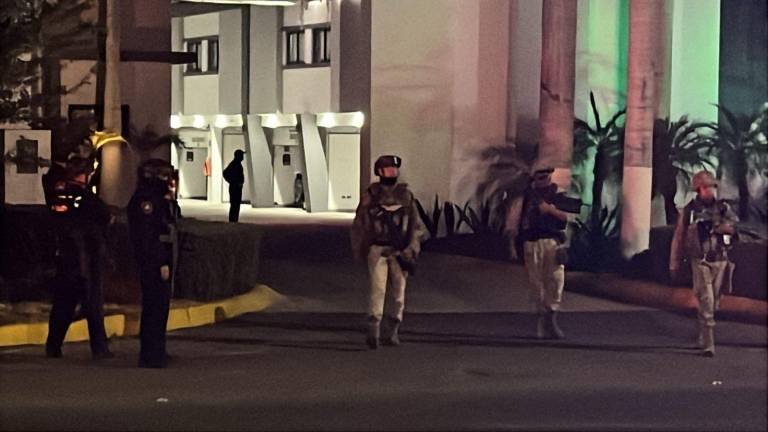 Elementos policiales resguardan el motel donde se reportó el incendio provocado y la detención de dos presuntos responsables.