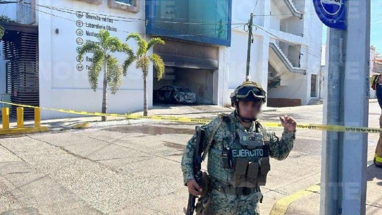 Elementos del Ejército Mexicano mantienen resguardada la zona del ataque a la clínica.