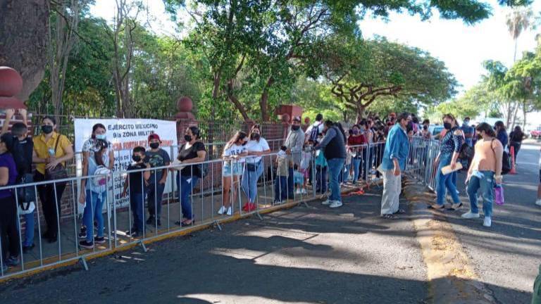 La fila para vacunar a menores de 5 a 11 años fueron kilométricas y en el sol, en Sinaloa