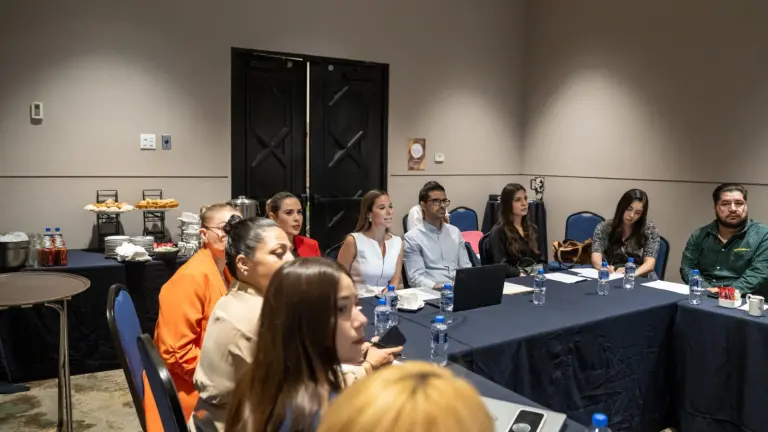Mireya Sosa Osuna, Secretaria de Turismo de Sinaloa, encabezó una reunión con representantes del sector turístico y empresarial en Culiacán.