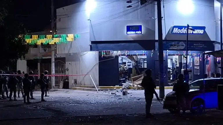 Tres ataques violentos contra expendios se registraron la noche del martes en Mazatlán, dejando un saldo de una persona muerta y tres heridas.