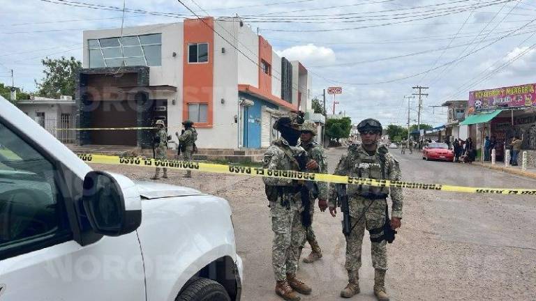 Autoridades resguardan la zona donde una mujer resultó herida tras un ataque a balazos.